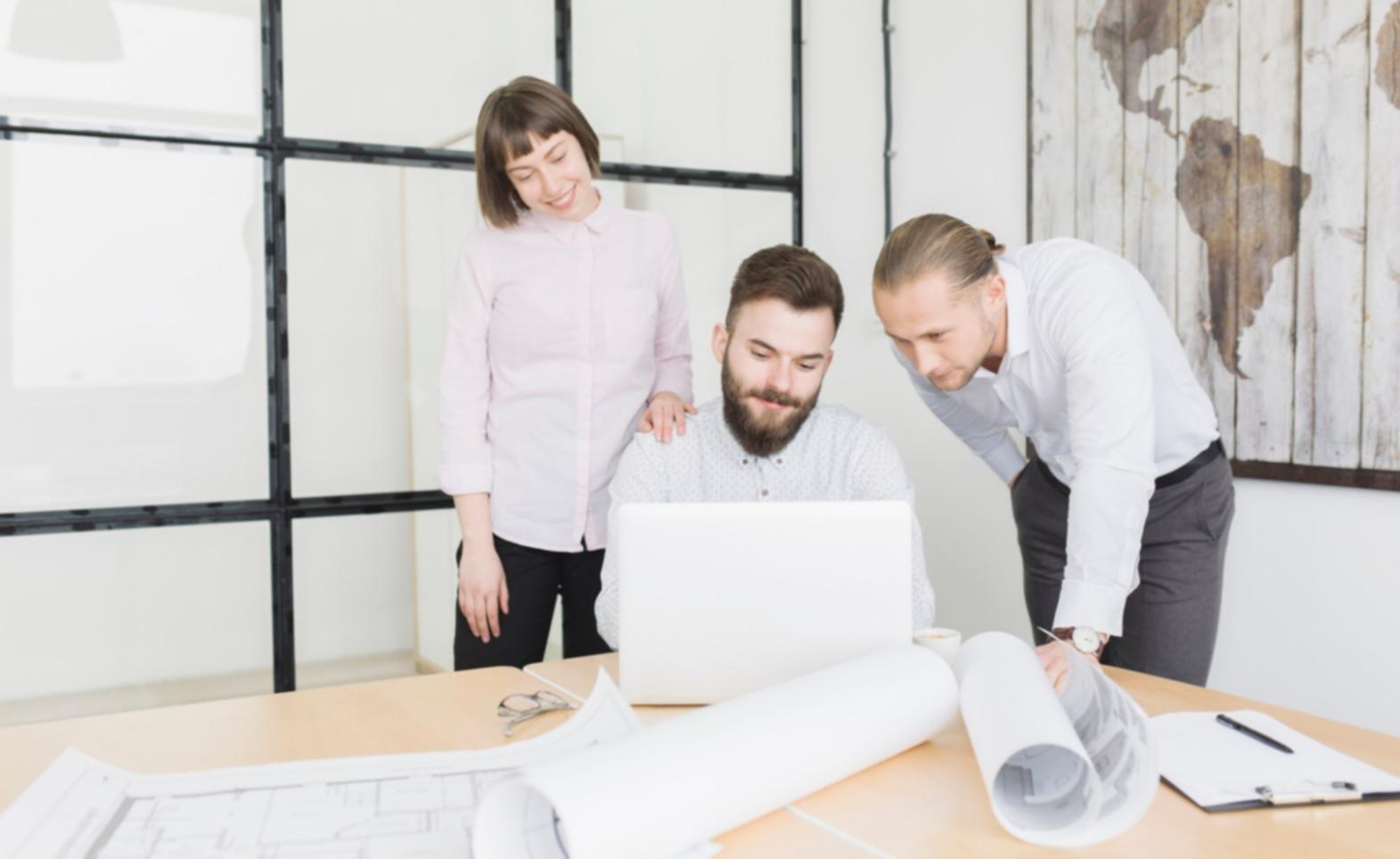 Рабочее место финансового аналитика с графиками и отчетами