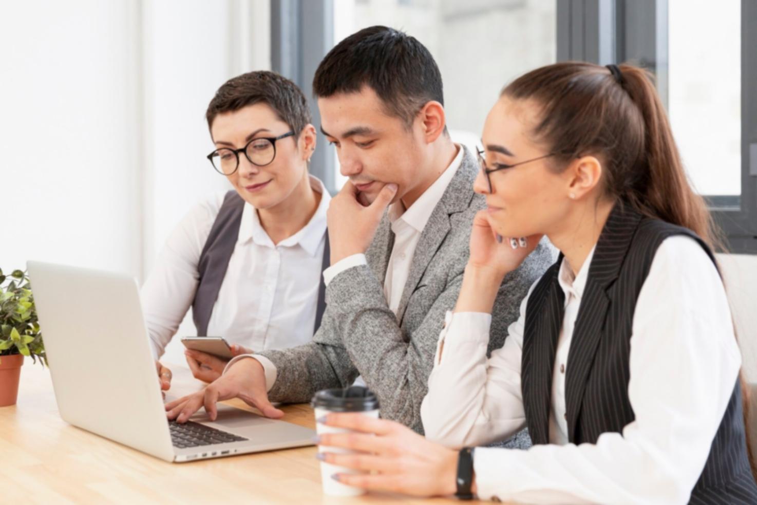 Команда аналитиков работает над финансовой моделью